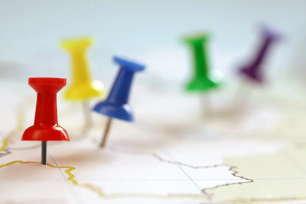 photo of 5 pushpins in a map to illustrate how to turn your business into a franchise
